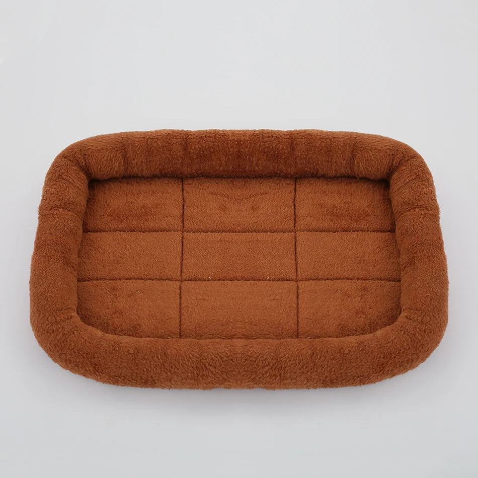 «Μαλακό, βελούδινο κρεβατάκι για κατοικίδια – Τετράγωνη κουκέτα για γάτες και σκύλους, κατάλληλη για μικρά, μεσαία και μεγάλα ζώα. Μαξιλάρι για άνετο ύπνο, ιδανικό για σπιτάκια, κρεβατάκια ή χώρο ξεκούρασης των κατοικιδίων.»