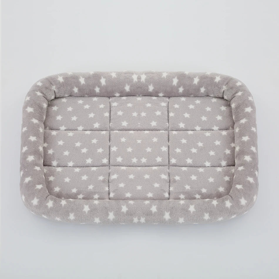 «Μαλακό, βελούδινο κρεβατάκι για κατοικίδια – Τετράγωνη κουκέτα για γάτες και σκύλους, κατάλληλη για μικρά, μεσαία και μεγάλα ζώα. Μαξιλάρι για άνετο ύπνο, ιδανικό για σπιτάκια, κρεβατάκια ή χώρο ξεκούρασης των κατοικιδίων.»